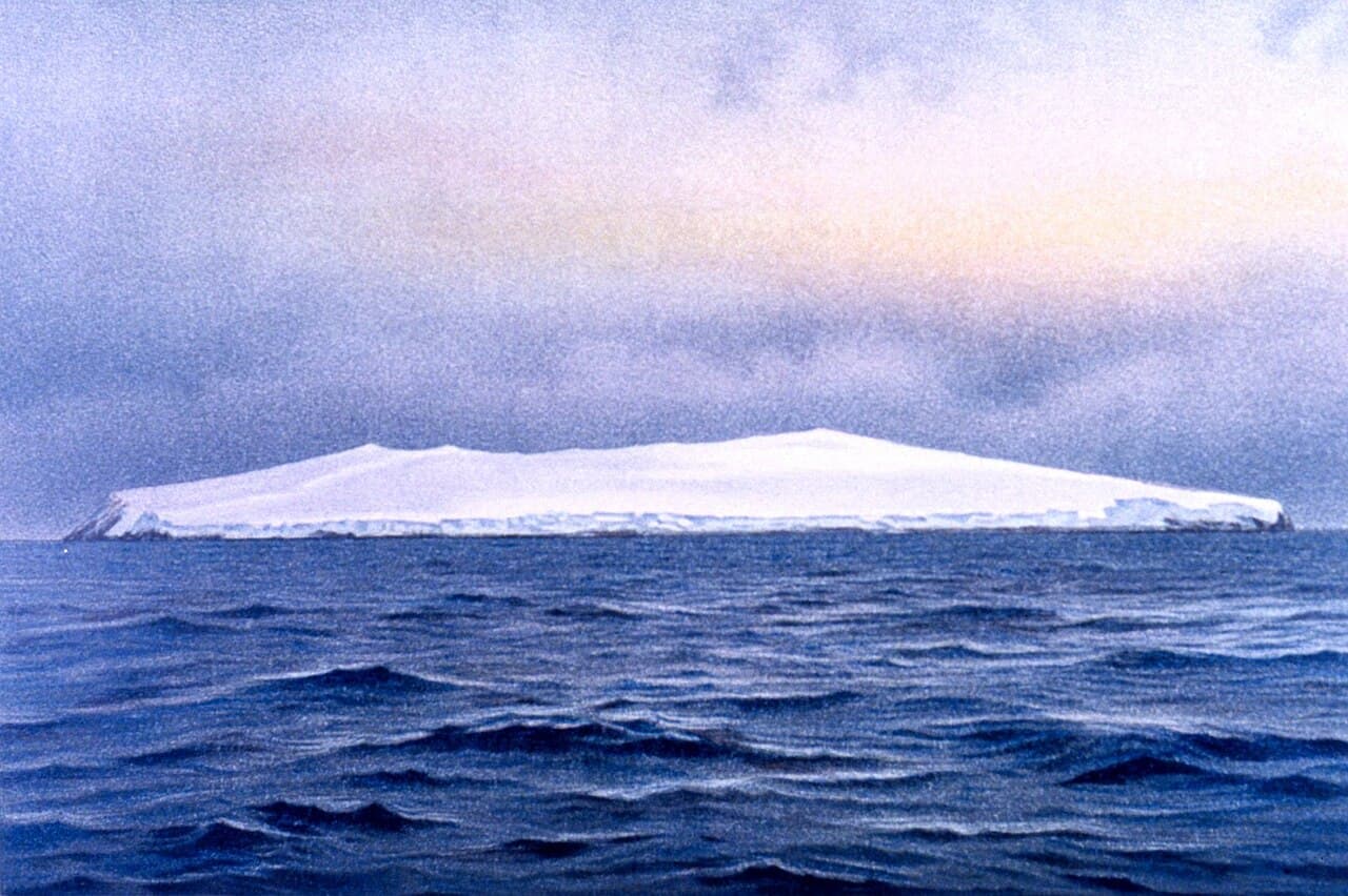 Den isdekte Bouvetøya i Sør-Atlanteren