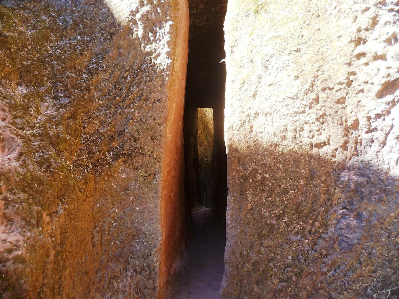 En korsformet kirke hugget ned i berget i Lalibela