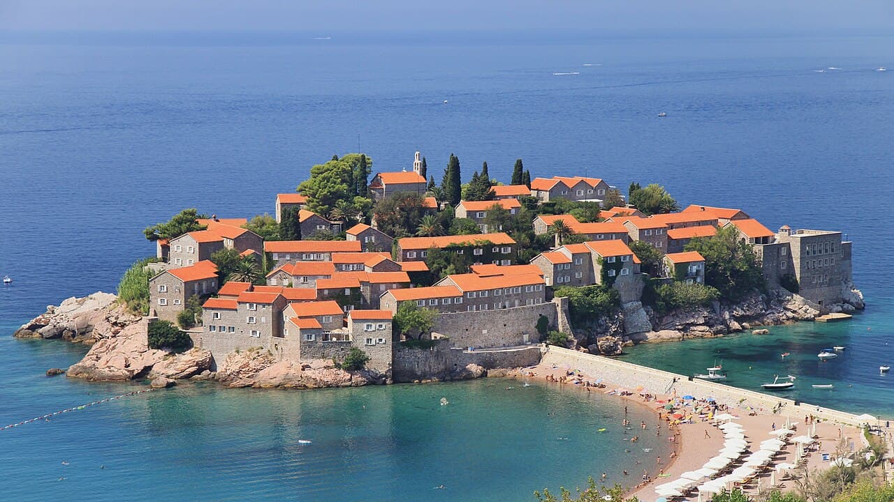Øybyen Sveti Stefan forbundet med land ved en tange