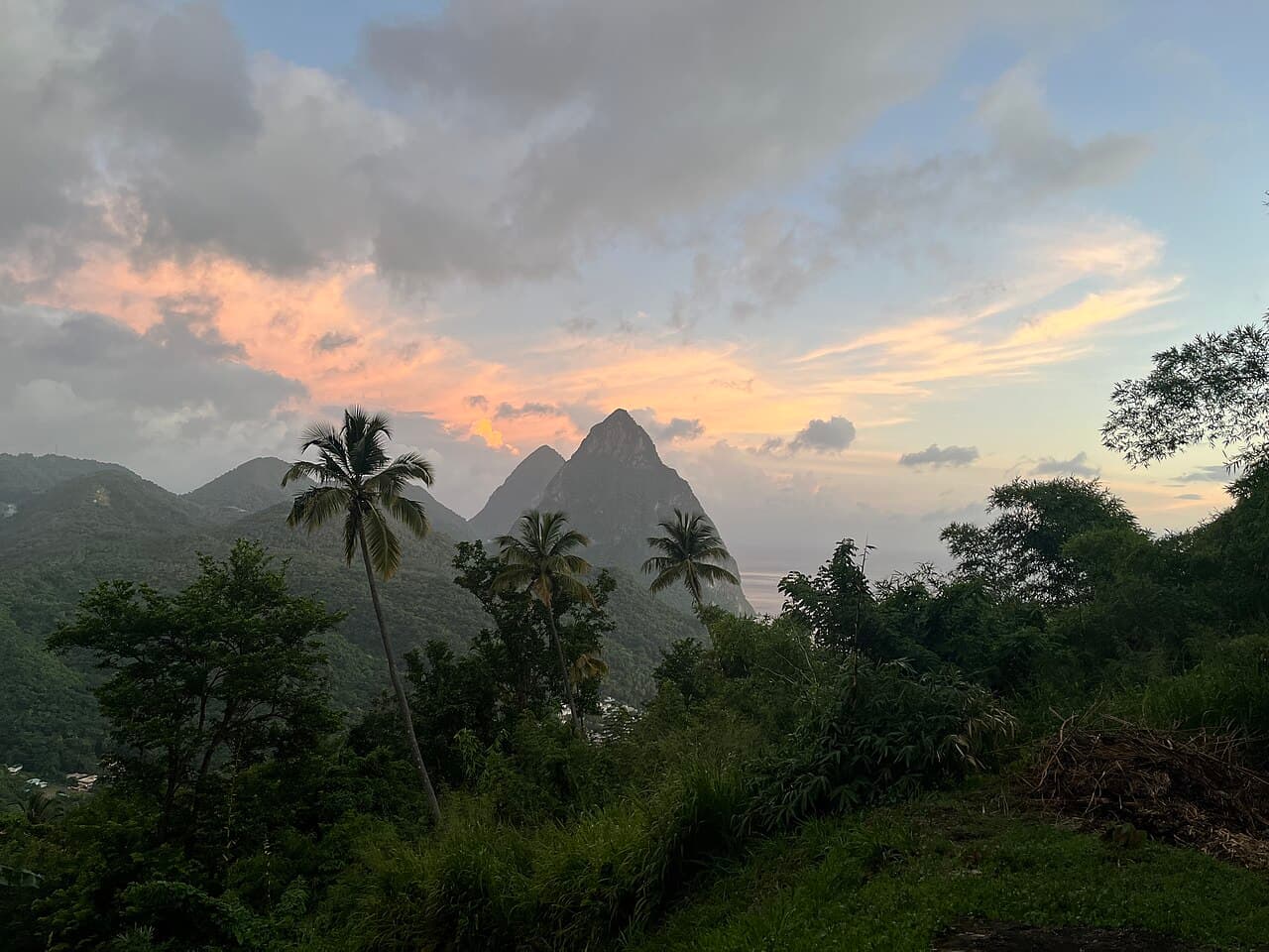 De to spisse fjellene Gros Piton og Petit Piton ved havet