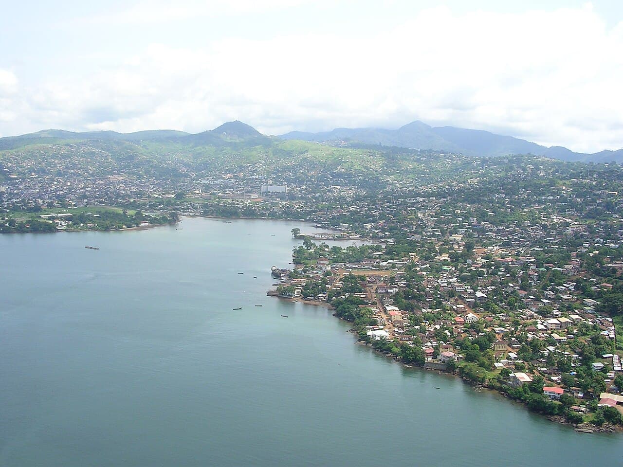 Freetown sett ovenfra med åsene bak byen