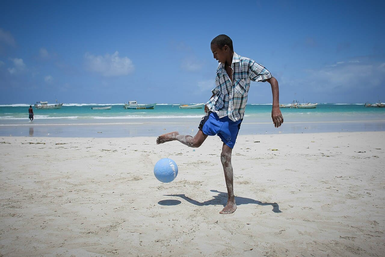 Folkeliv og handel i gatene i Mogadishu