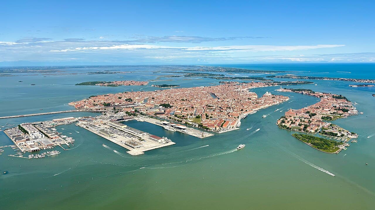 Venezia sett fra luften med kanaler og røde tak