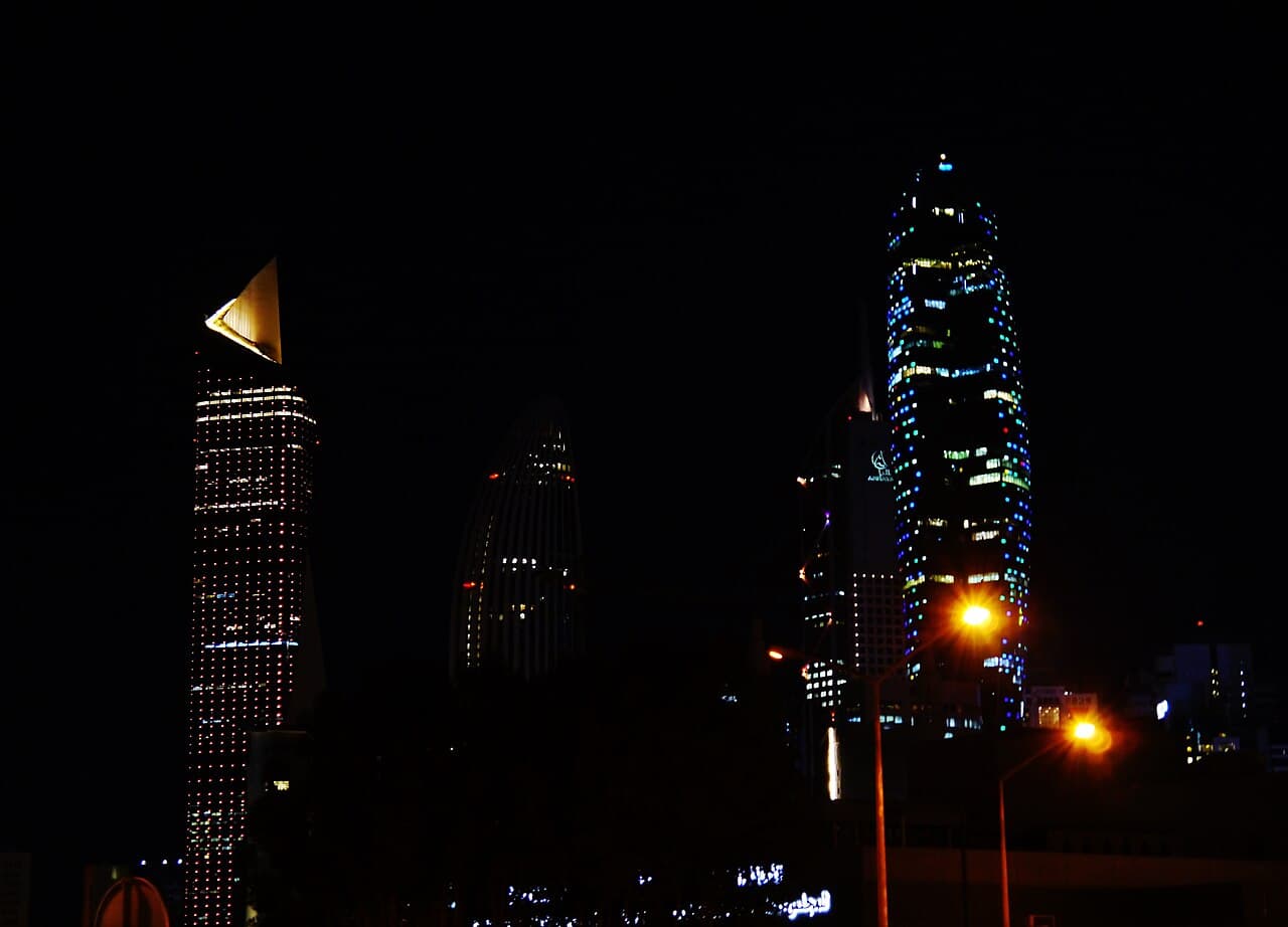Skyskraperne i Kuwait by opplyst om natten