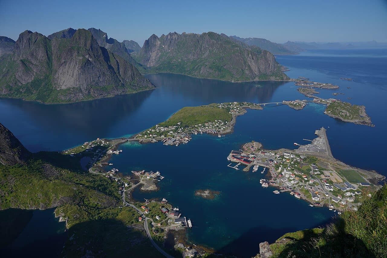 Utsikt fra Reinebringen over fjell og sund i Lofoten