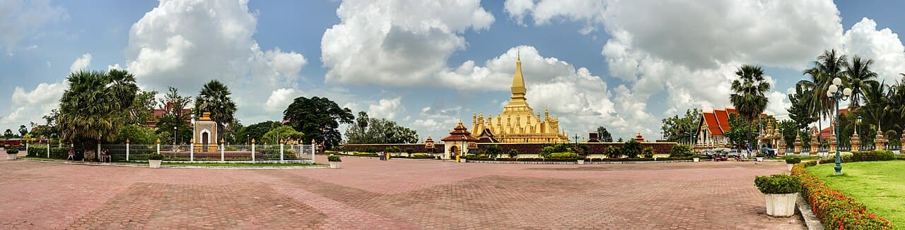 Den gullkledde stupaen Pha That Luang mot blå himmel