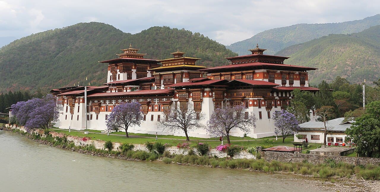 Den hvite klosterfestningen Punakha Dzong der to elver møtes