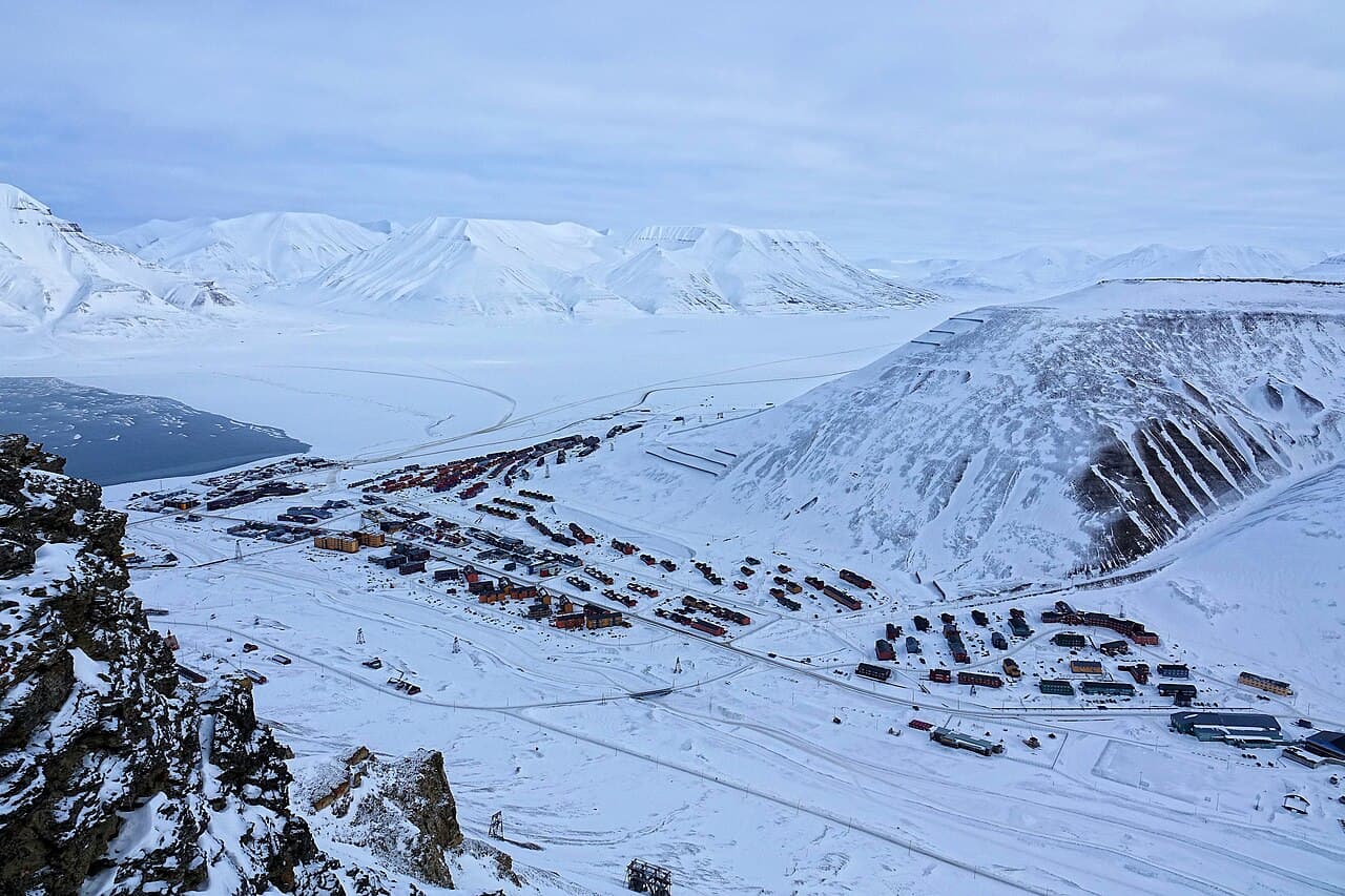 Longyearbyen med fjellene rundt