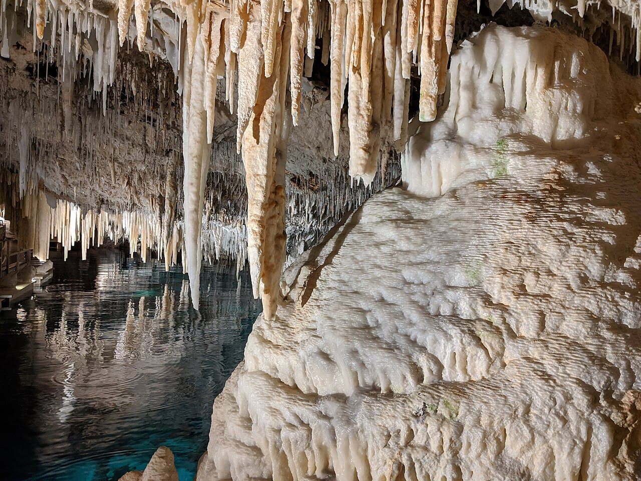 Dryppsteiner over klart vann i Crystal Cave