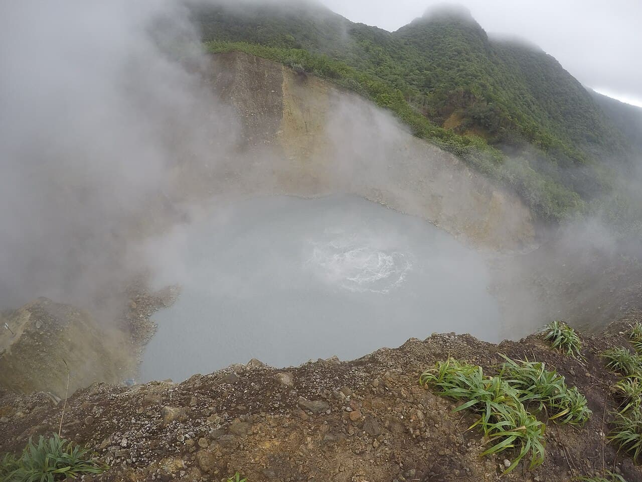 Den dampende Boiling Lake i en krater