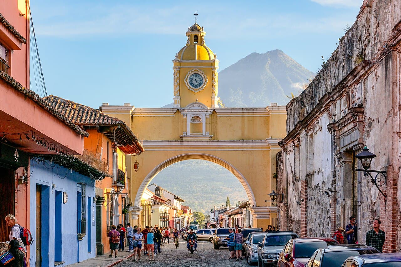 Buegangen Santa Catalina i Antigua med vulkan bak