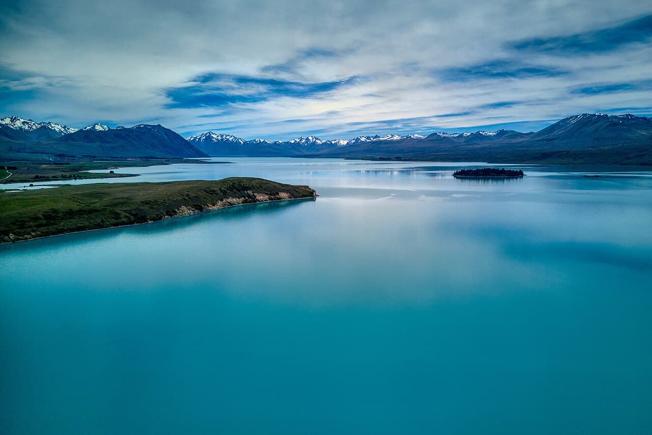 Den turkise Lake Tekapo med fjell bak