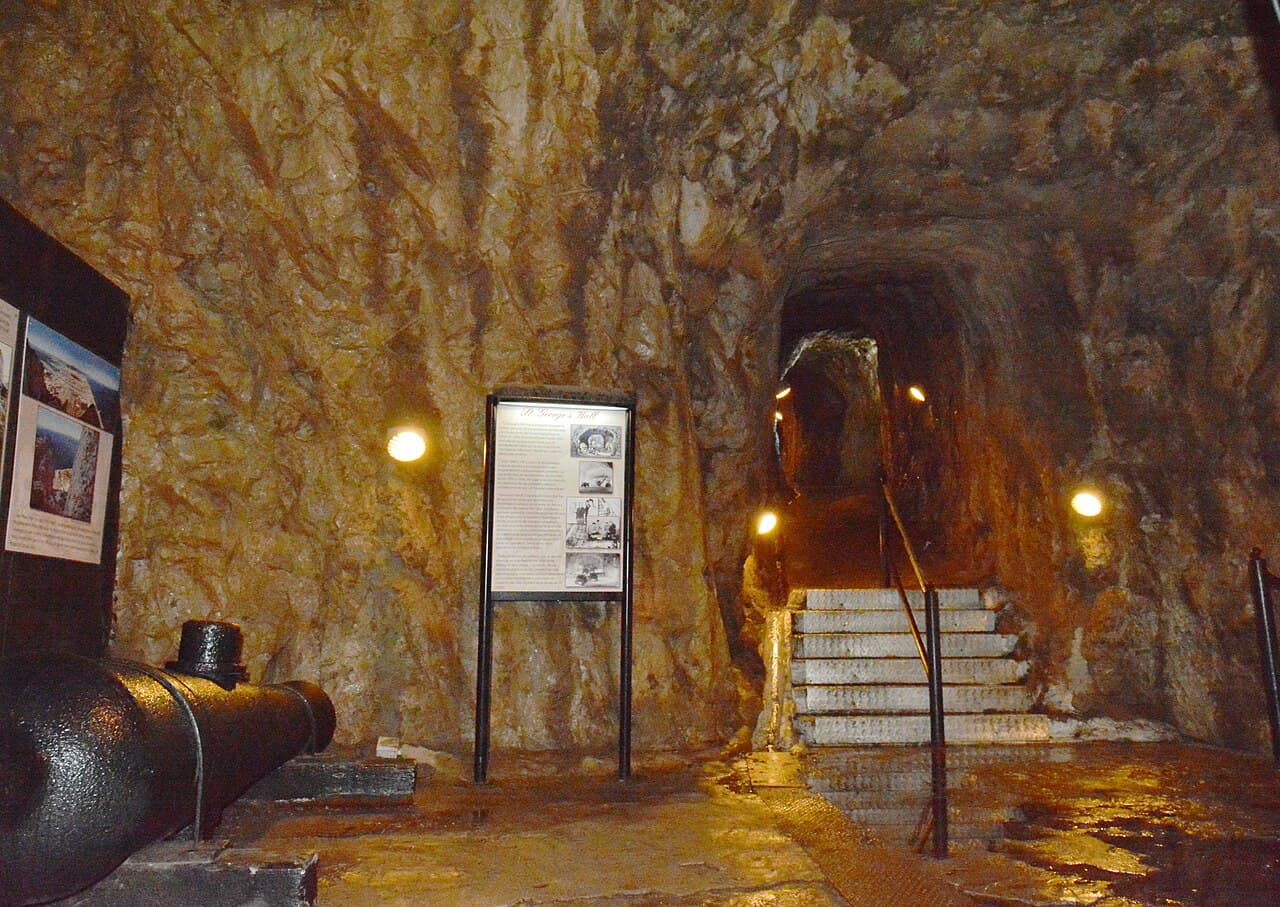 Kalksteinsklippen i Gibraltar sett innenfra tunnelene