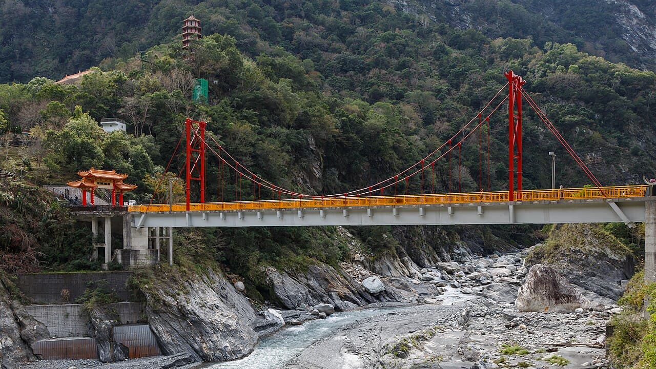 Bro over den bratte marmorkløfta i Taroko