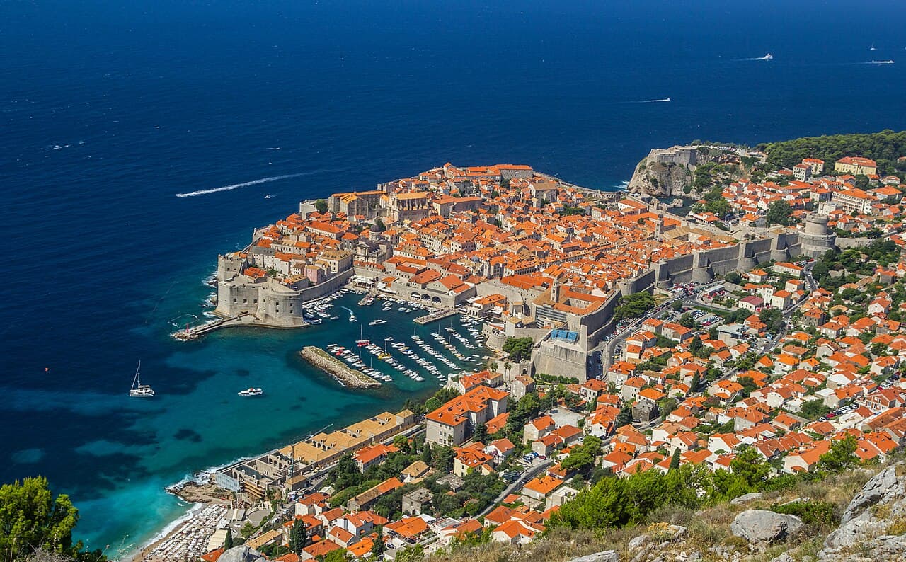 Bymuren og de røde takene i gamlebyen i Dubrovnik