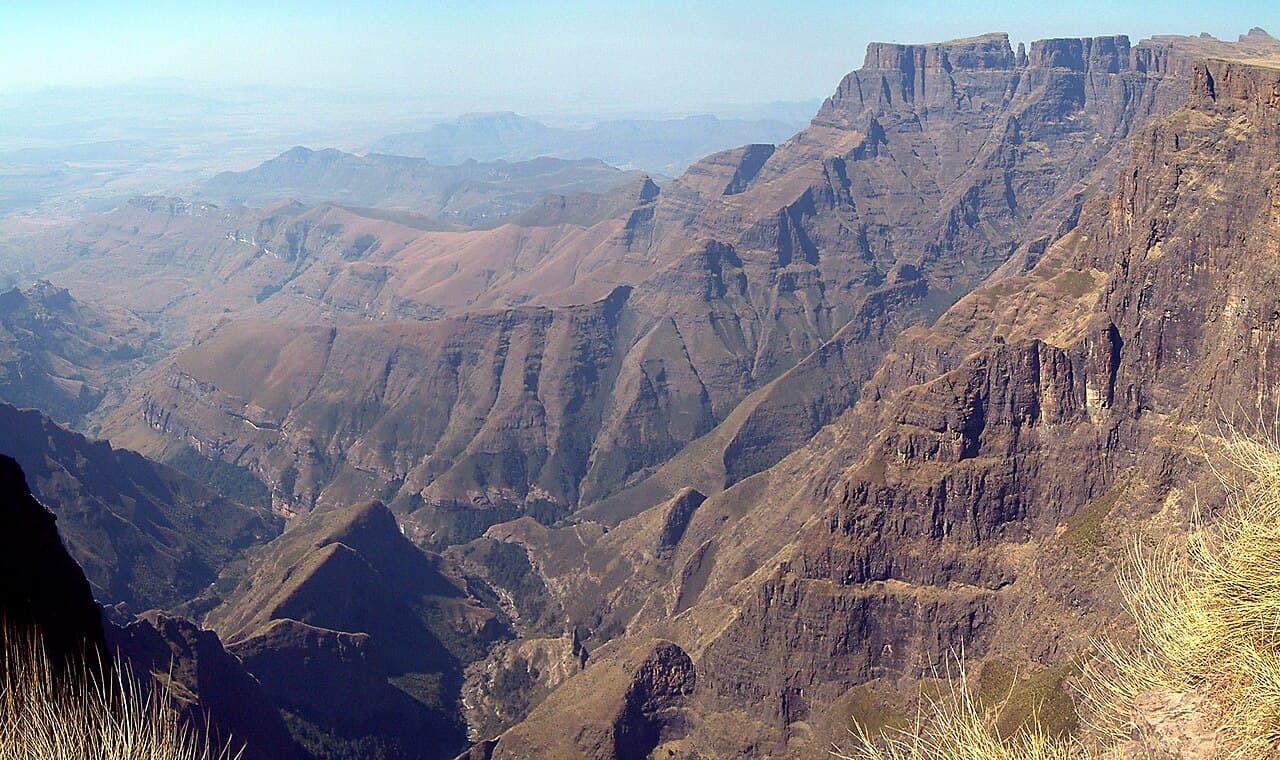 Den mektige Amfiteater-klippeveggen i Drakensberg-fjellene