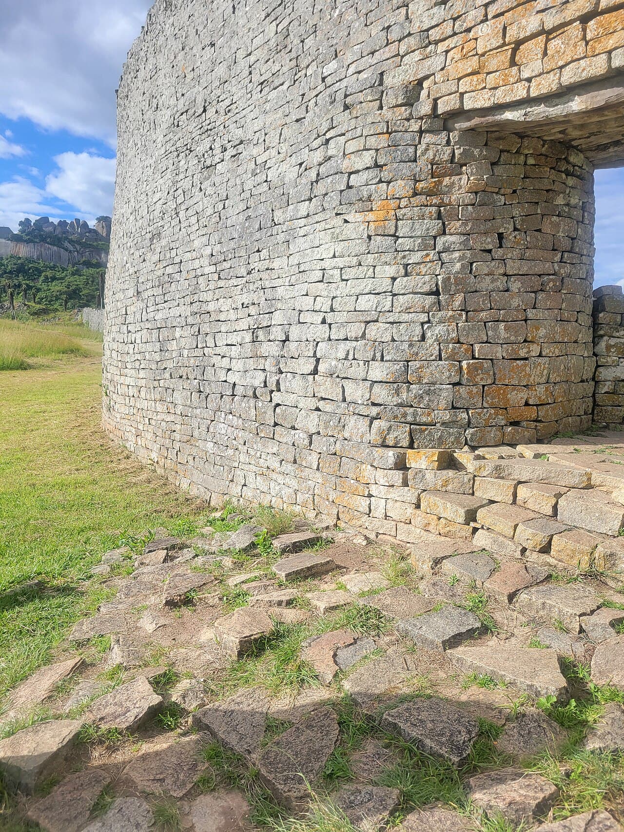 De buede tørrmurte steinveggene i ruinbyen Great Zimbabwe
