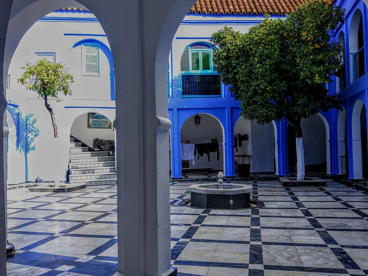 Blåmalte husvegger og trapper i Chefchaouen