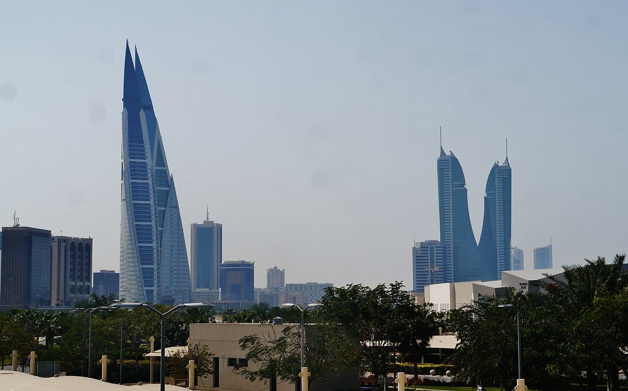 Bahrain World Trade Center med vindturbiner mellom tårnene