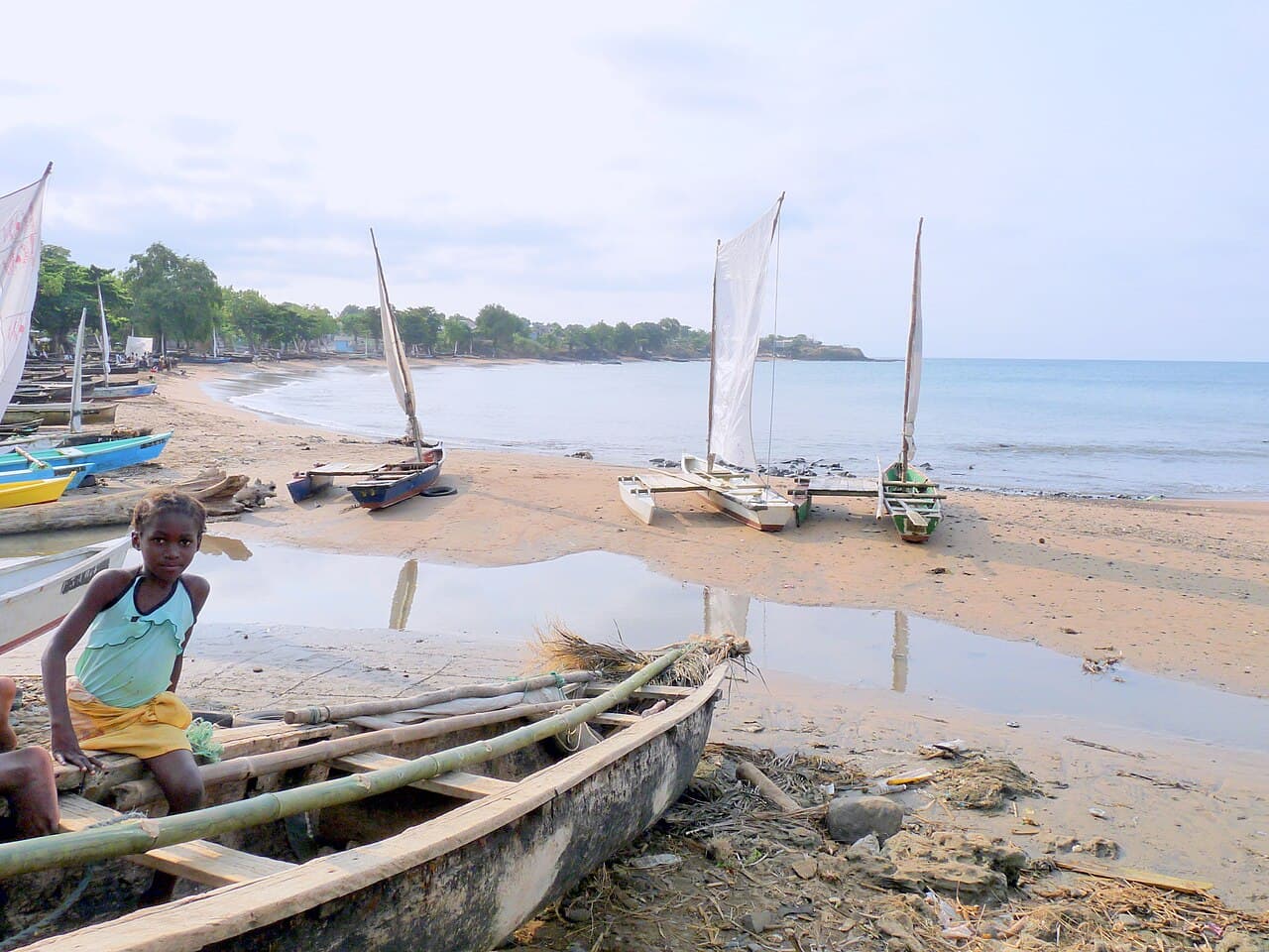 Fiskebåter på en strand på São Tomé