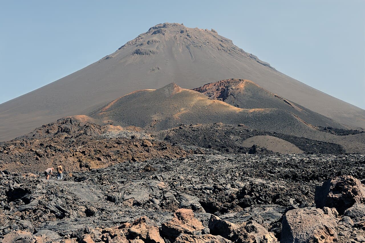 Vulkankjeglen Pico do Fogo over det svarte lavalandskapet