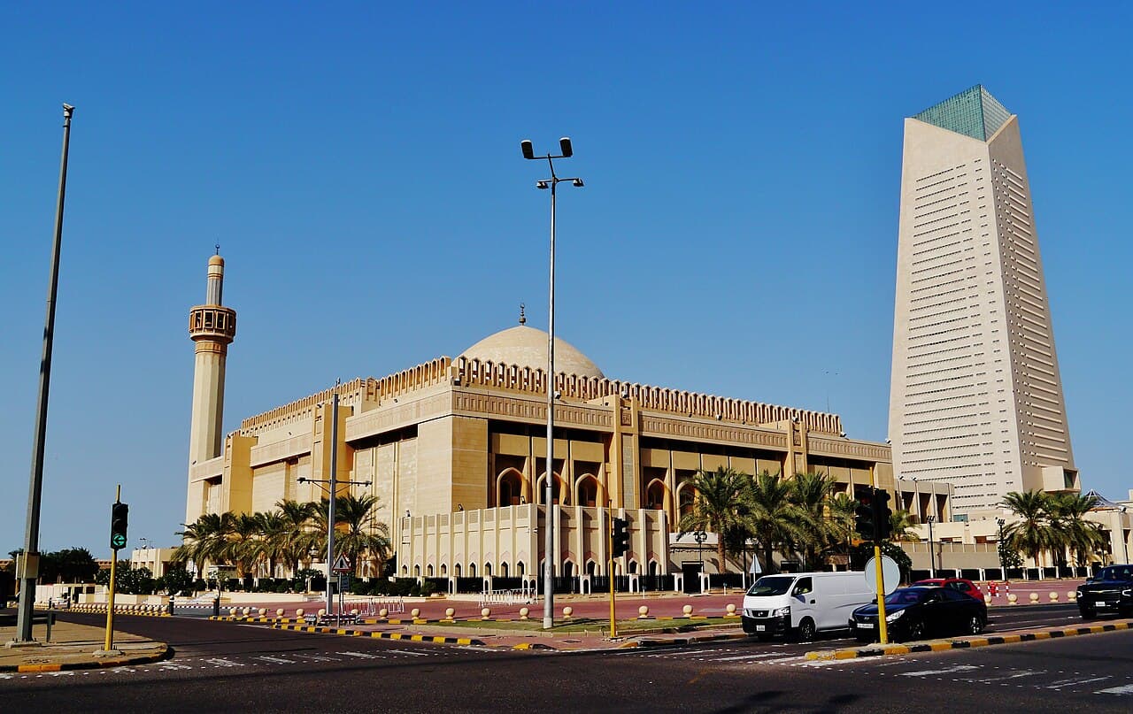 Fasaden på stormoskeen i Kuwait by