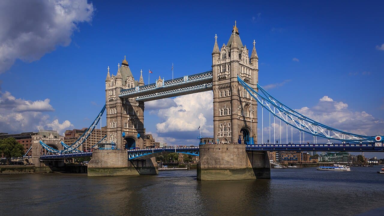 Tower Bridge over Themsen i London