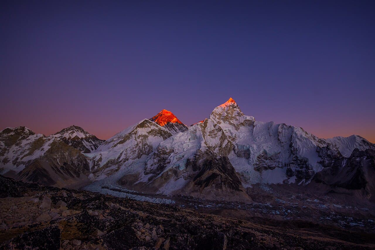Mount Everest og nabotoppene badet i oransje kveldslys