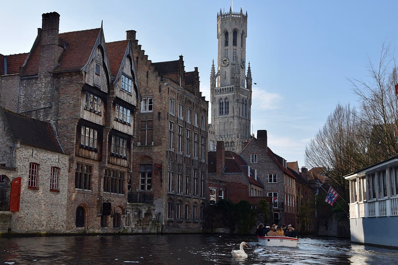 Kanalen ved Rozenhoedkaai i Brugge med klokketårnet bak