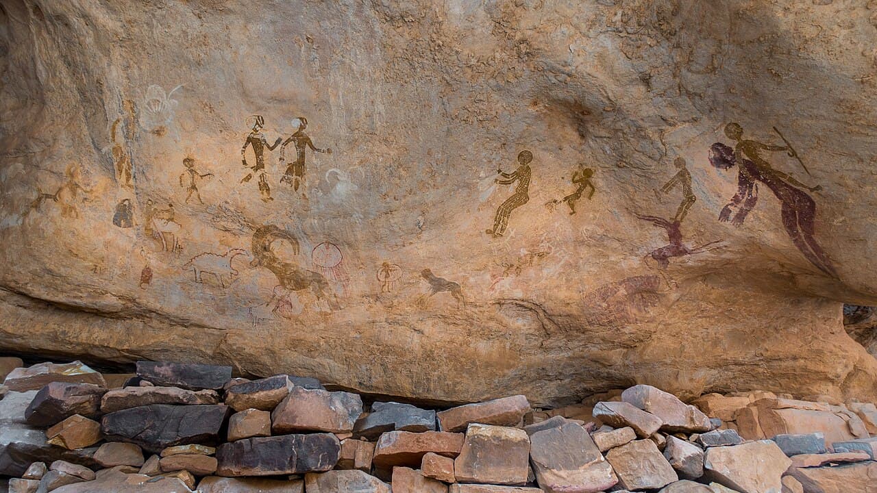 Forhistoriske hulemalerier på klippevegg i Tassili n'Ajjer