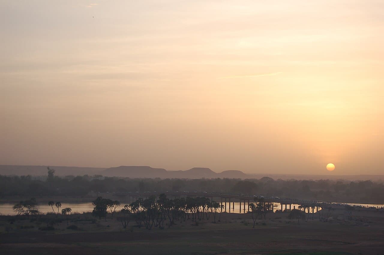 Nigerelva som renner forbi Niamey