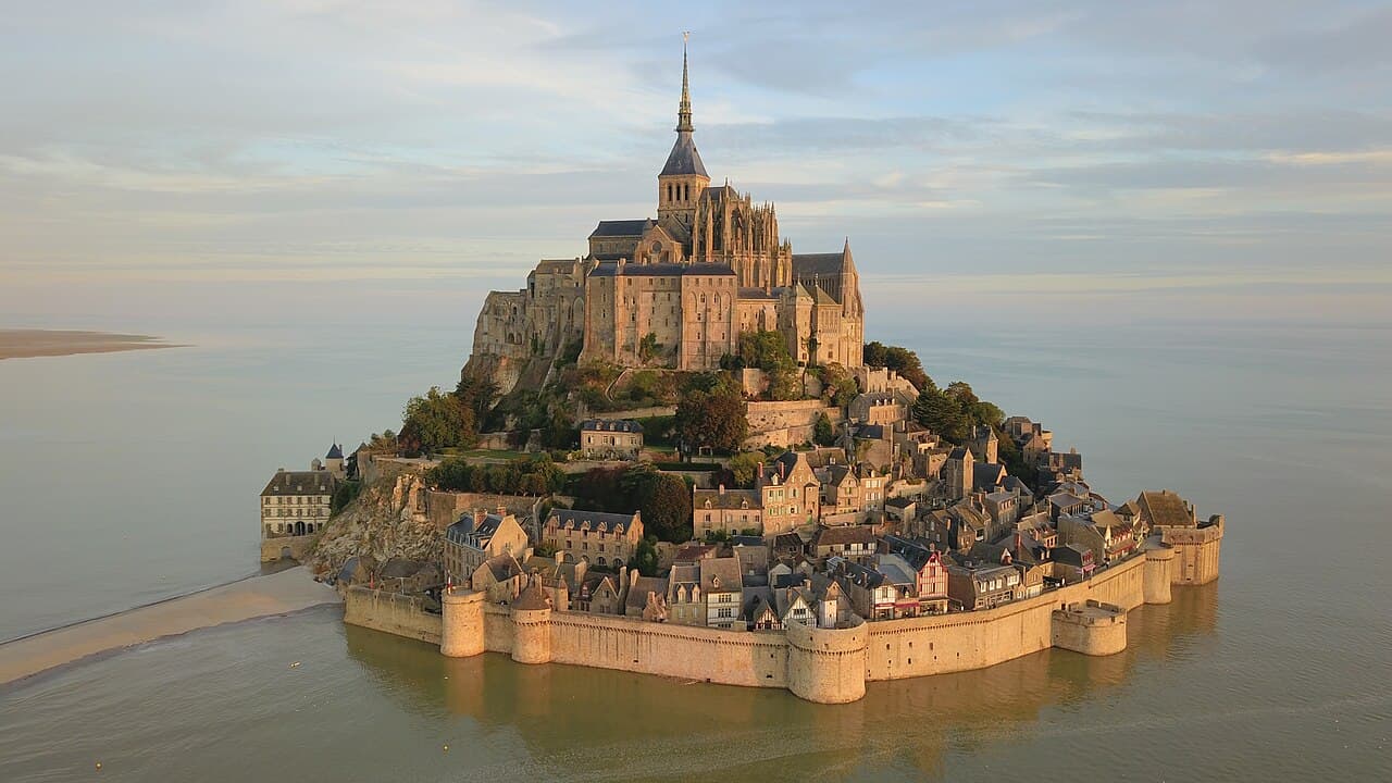 Klosterøya Mont-Saint-Michel omgitt av vann sett fra luften