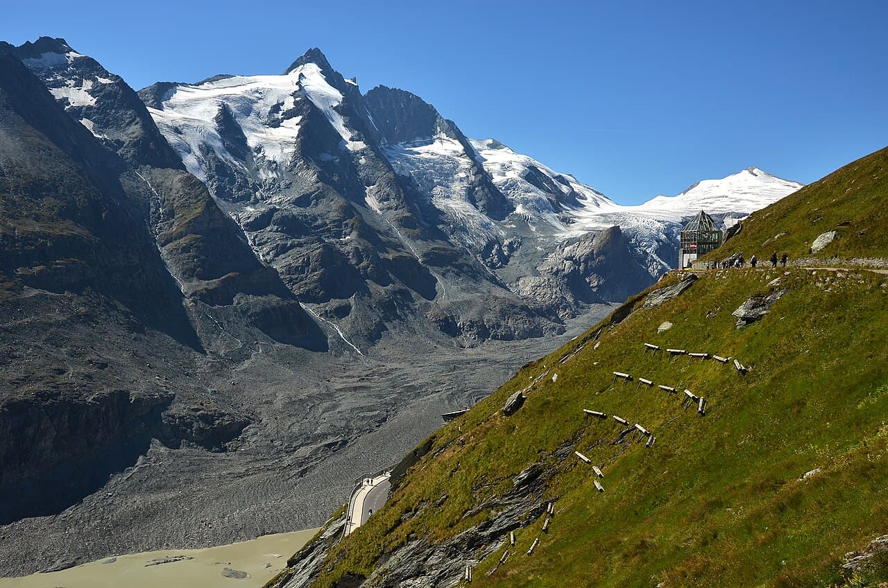 Fjellet Grossglockner med bre i forgrunnen