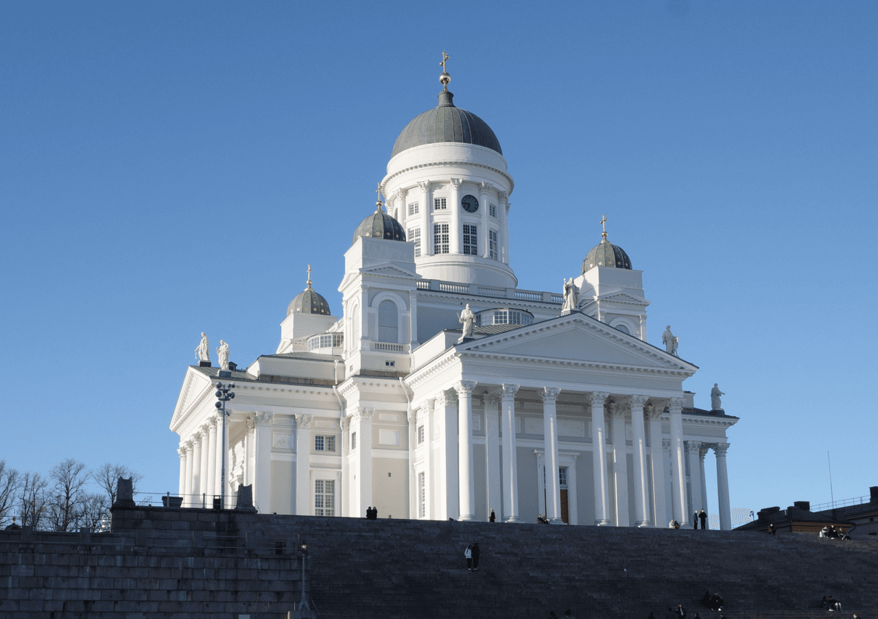 Den hvite domkirken i Helsingfors med grønne kupler