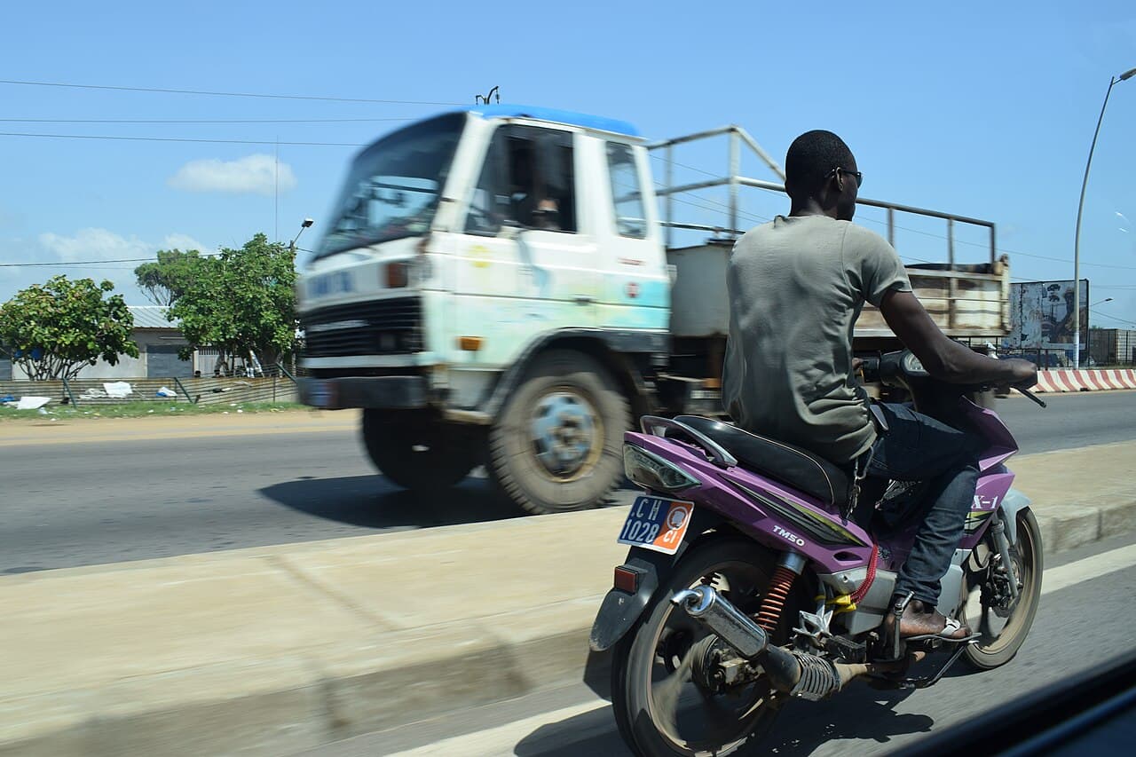 Gatebilde med kollektivtrafikk i Abidjan