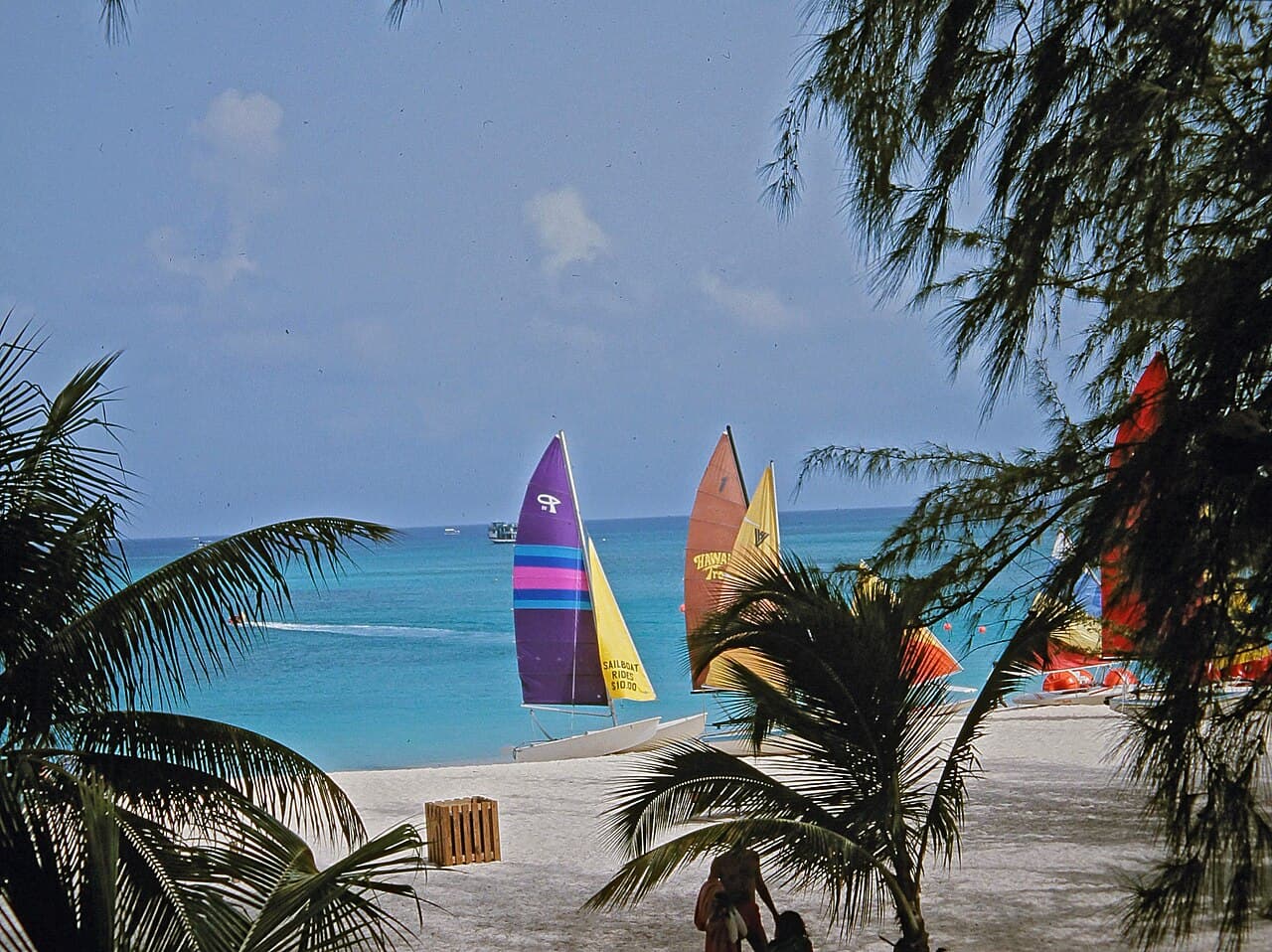 Den lange stranden Seven Mile Beach på Grand Cayman