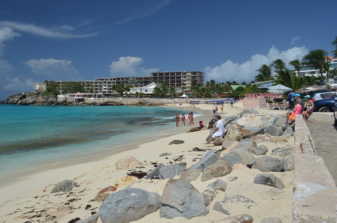 Fly på lav innflyging over Maho Beach