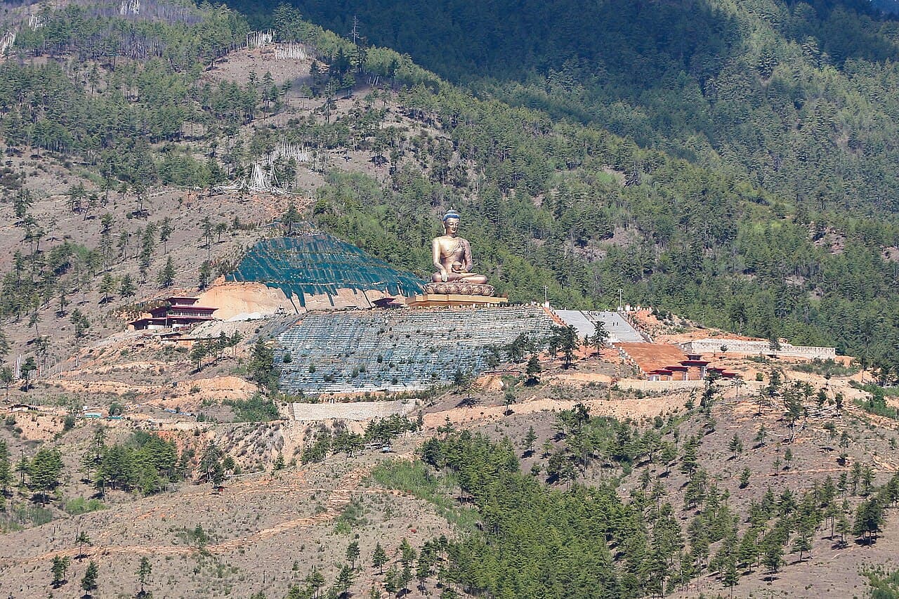 En gigantisk gyllen sittende Buddha-statue over Thimphu-dalen