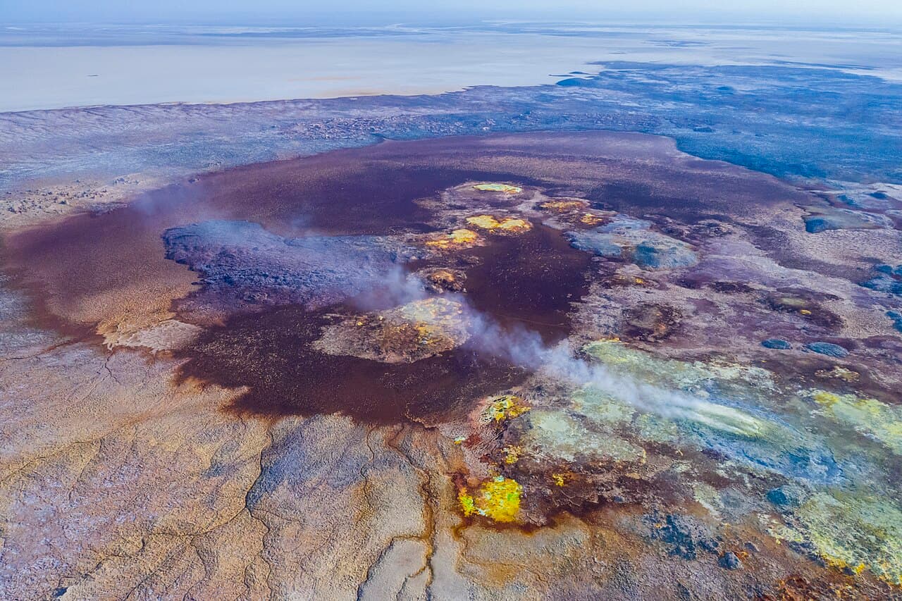 Gule og grønne svovelbassenger i den fargesprakende Dallol-senkningen