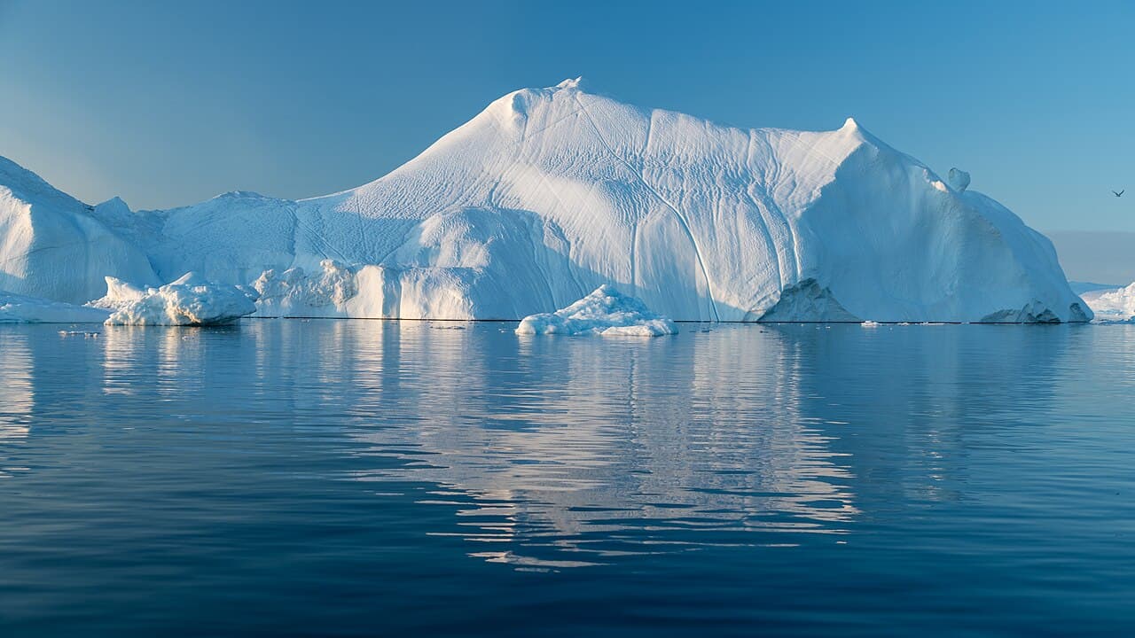 Et enormt isfjell i Ilulissat-isfjorden