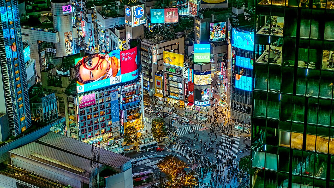 Fugleperspektiv av det travle fotgjengerkrysset i Shibuya, Tokyo