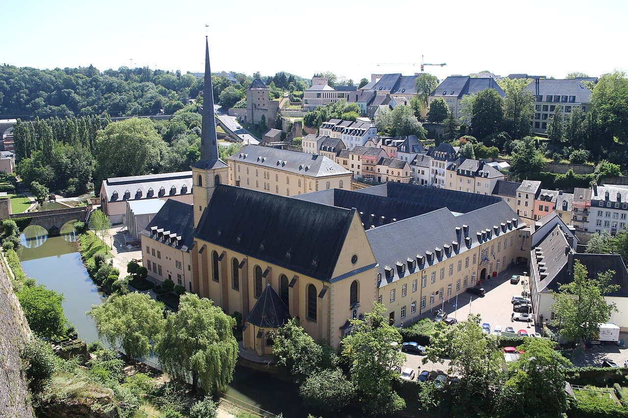 Neumünster-abbediet i bydelen Grund i Luxembourg by