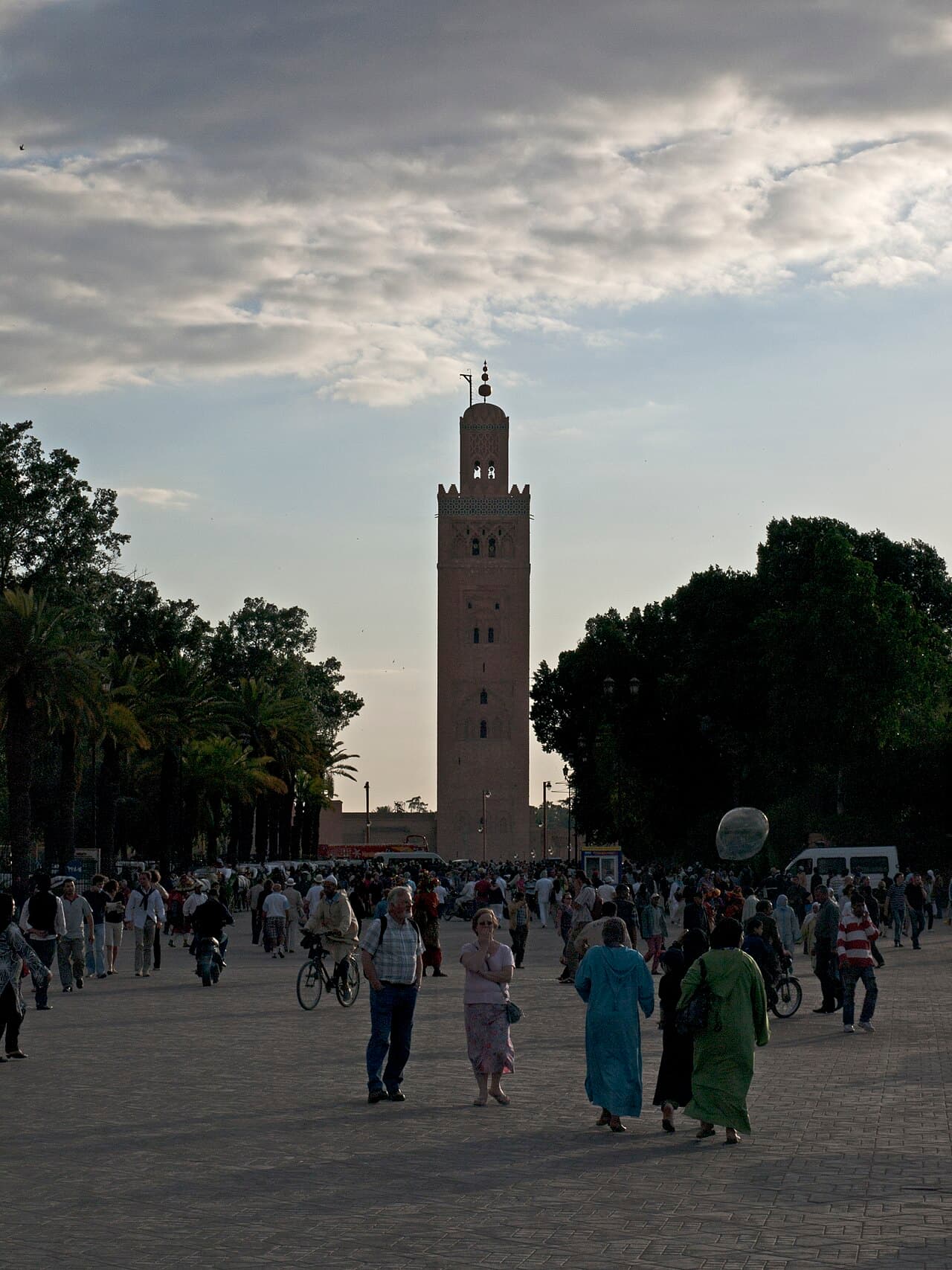 Koutoubia-minareten sett fra torget Jemaa el-Fnaa i Marrakesh