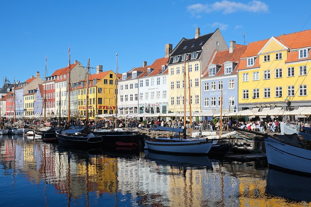 Fargerike husfasader og seilbåter langs kanalen i Nyhavn