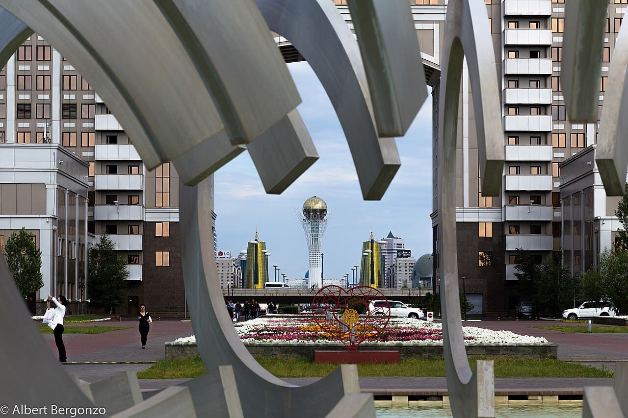 Moderne skyskrapere og Bajterek-tårnet i hovedstaden Astana