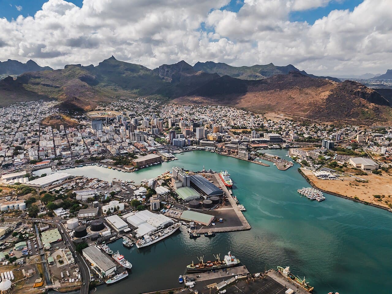 Havnebyen Port Louis med fjell i bakgrunnen