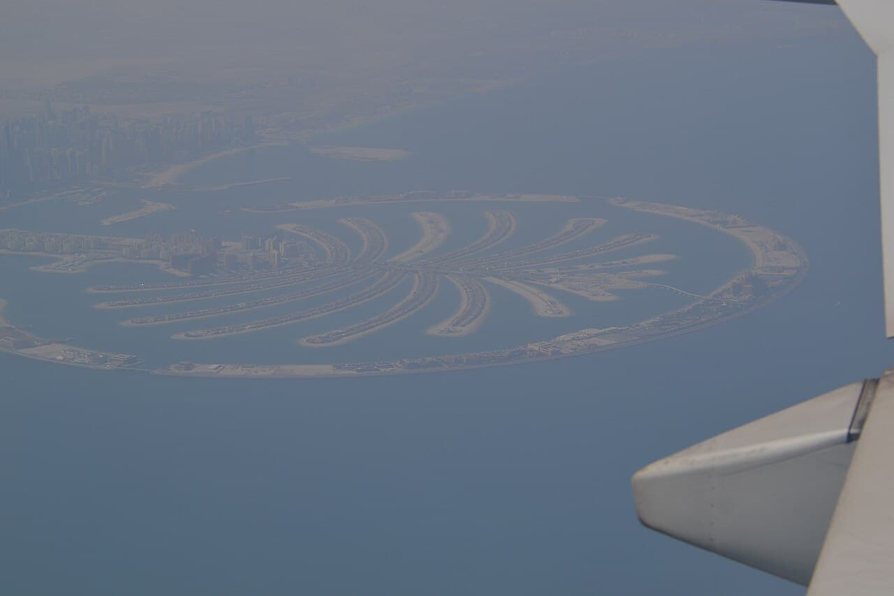 Flyfoto av den palmeformede kunstige øya Palm Jumeirah