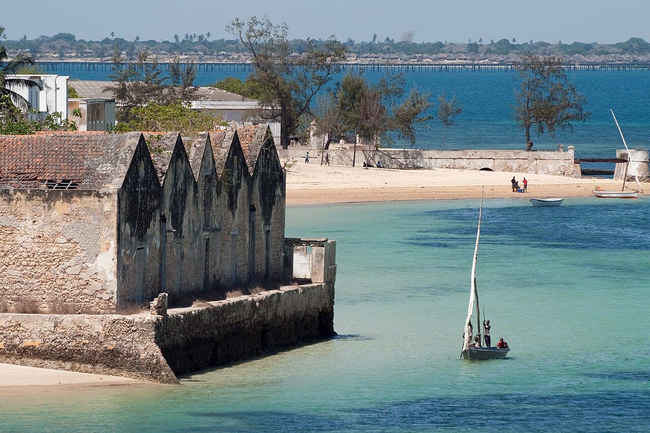 Gamle portugisiske bygninger langs vannkanten på Ilha de Moçambique