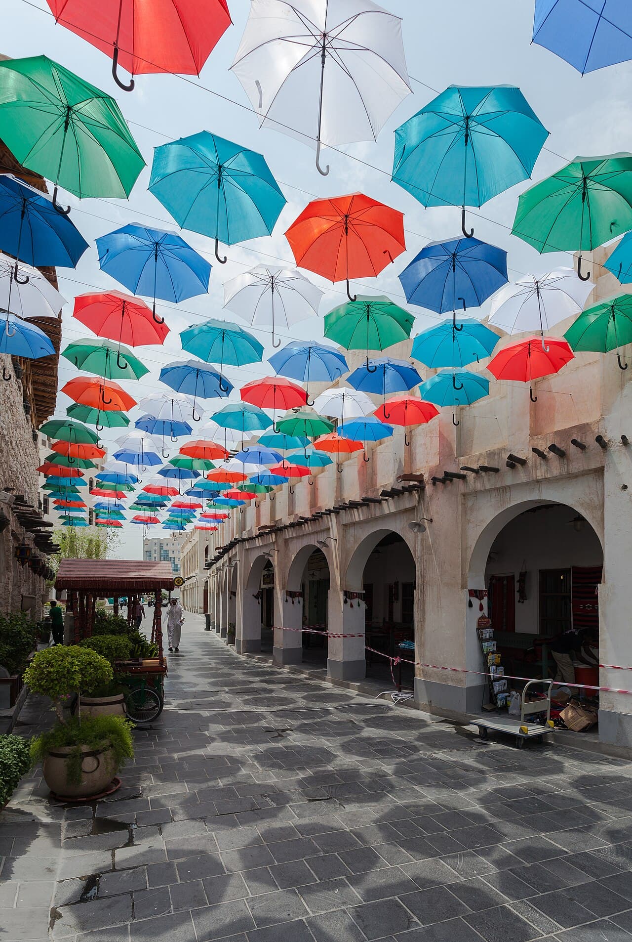 Smug med tradisjonelle leirbygninger og butikker i Souq Waqif