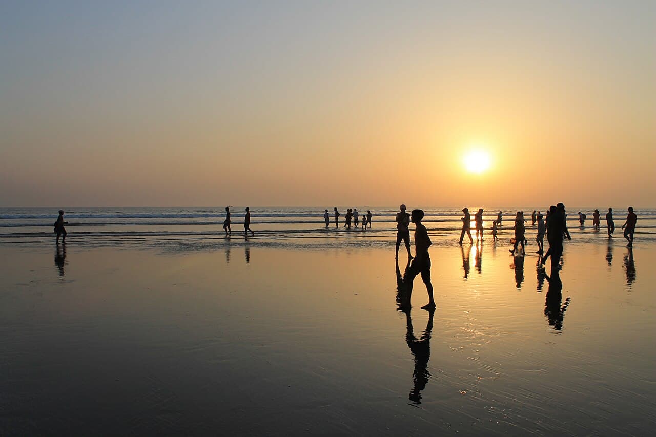 Bred sandstrand som strekker seg langs havet i Cox's Bazar